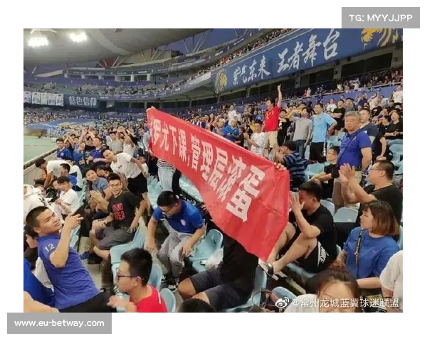 乌拉圭民族解放者杯出局 球迷愤怒焚烧球衣表达抗议